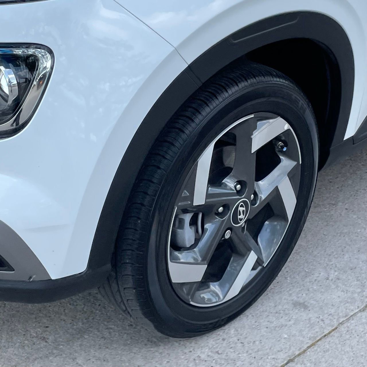 Used 2025 Hyundai Venue SEL FWD image 8