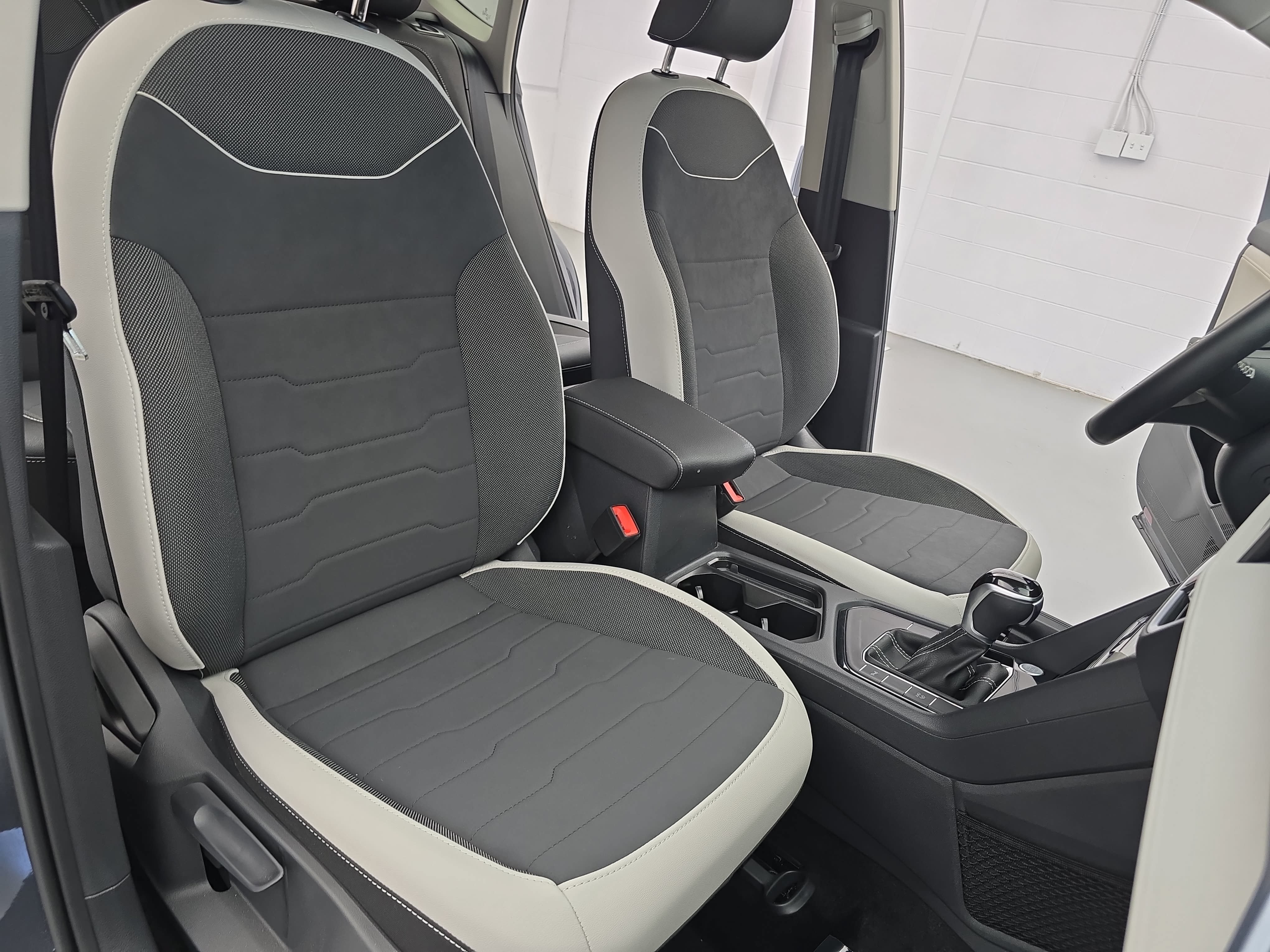 Certified 2025 Volkswagen Taos SE FWD image 10