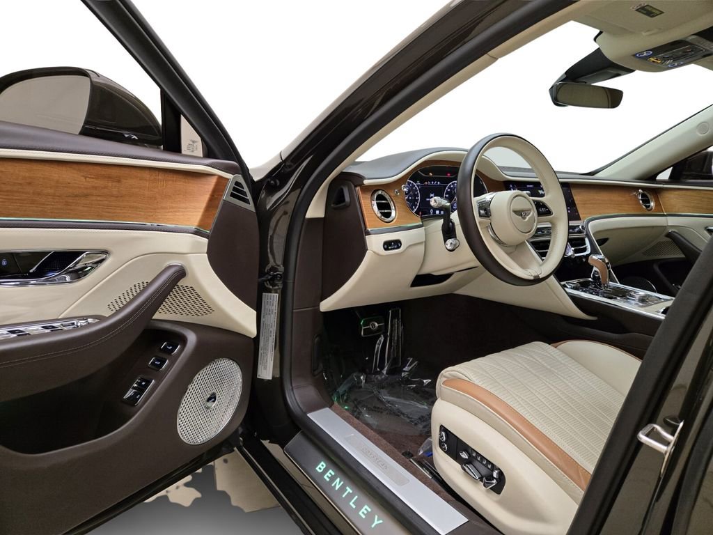 Used 2023 Bentley Flying Spur Plug-In Hybrid image 16