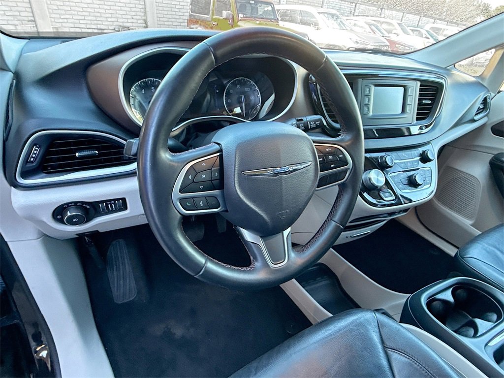 Used 2017 Chrysler Pacifica Touring-L image 12