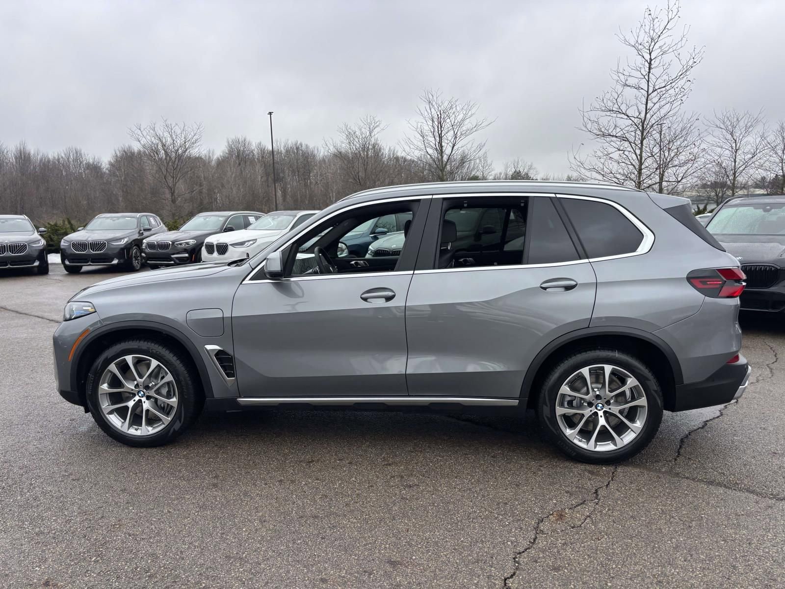 New 2026 BMW X5 xDrive50e image 4