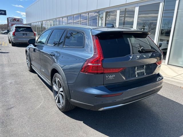 Used 2025 Volvo V60 B5 Cross Country Plus image 3