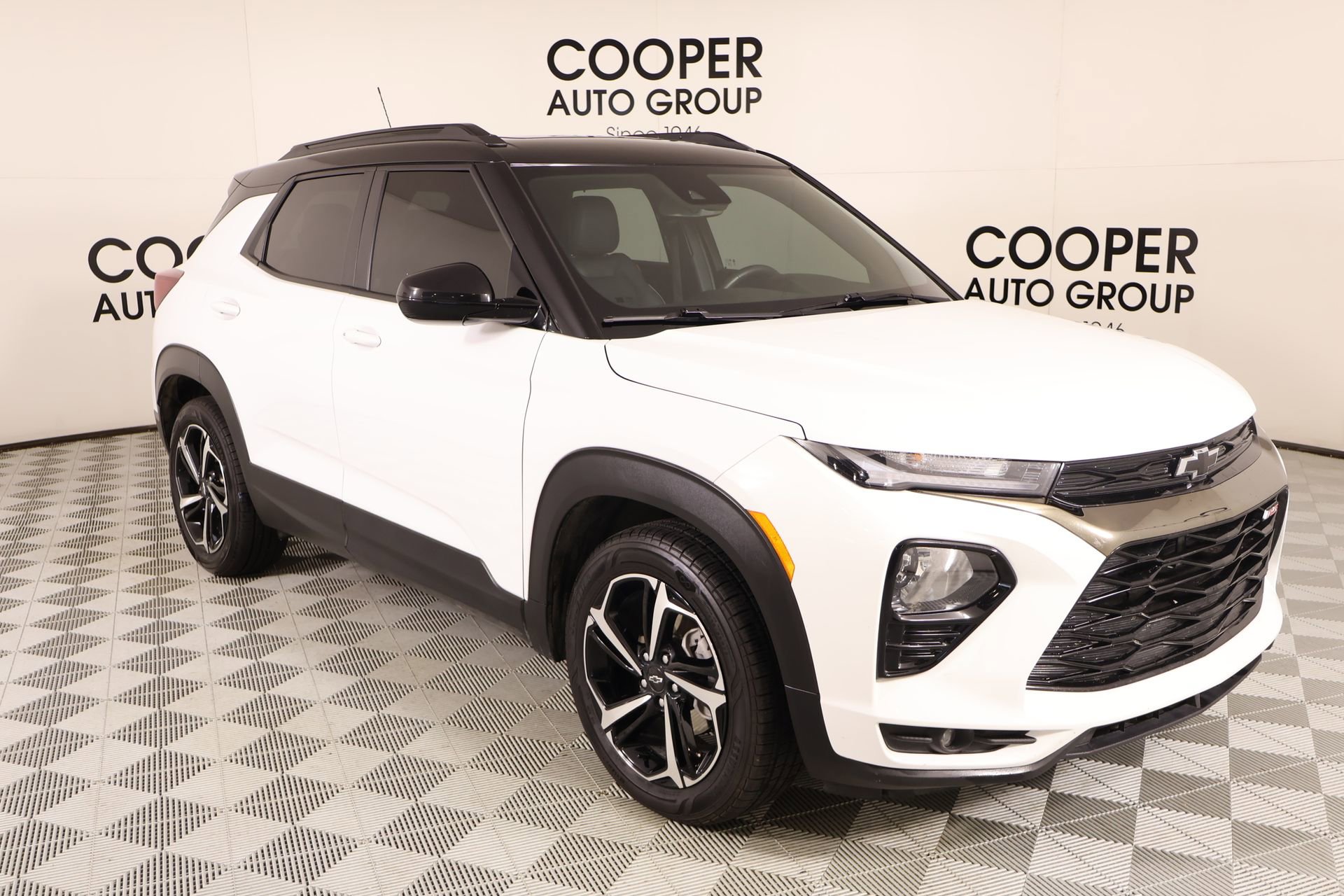 Used 2023 Chevrolet TrailBlazer RS w/ Sun and Liftgate Package FWD image 1