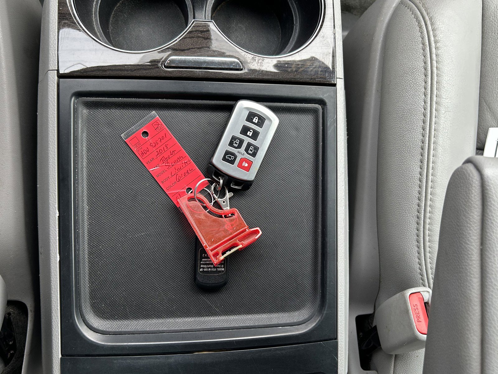 Used 2018 Toyota Sienna XLE w/ Carpet Mat Package image 38