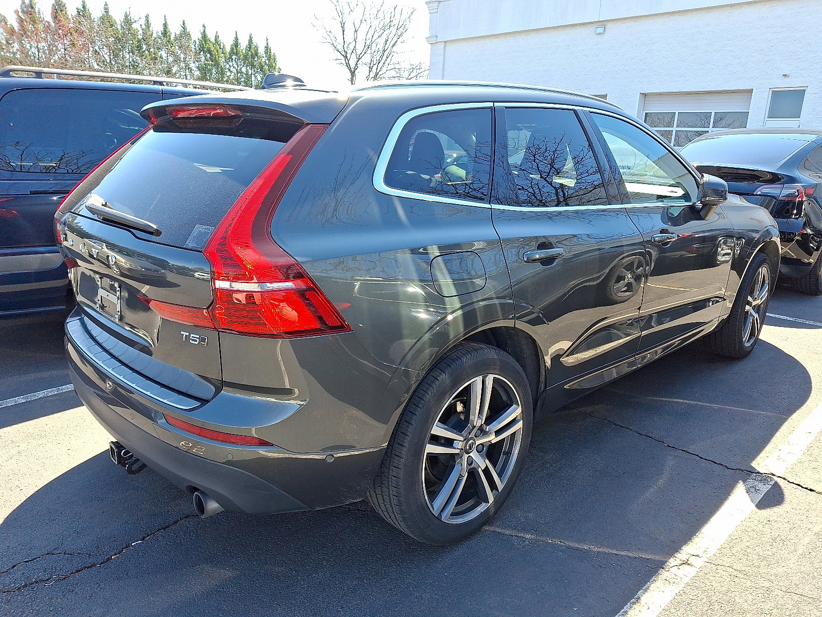 Used 2018 Volvo XC60 T5 Momentum w/ Vision Package image 5