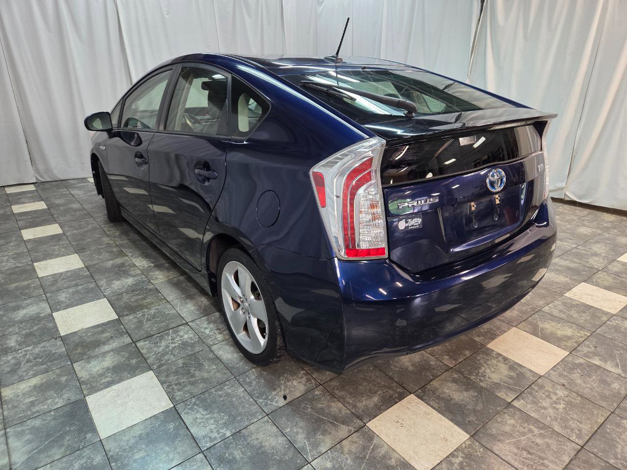 Used 2015 Toyota Prius Five w/ Advanced Technology Package FWD image 6