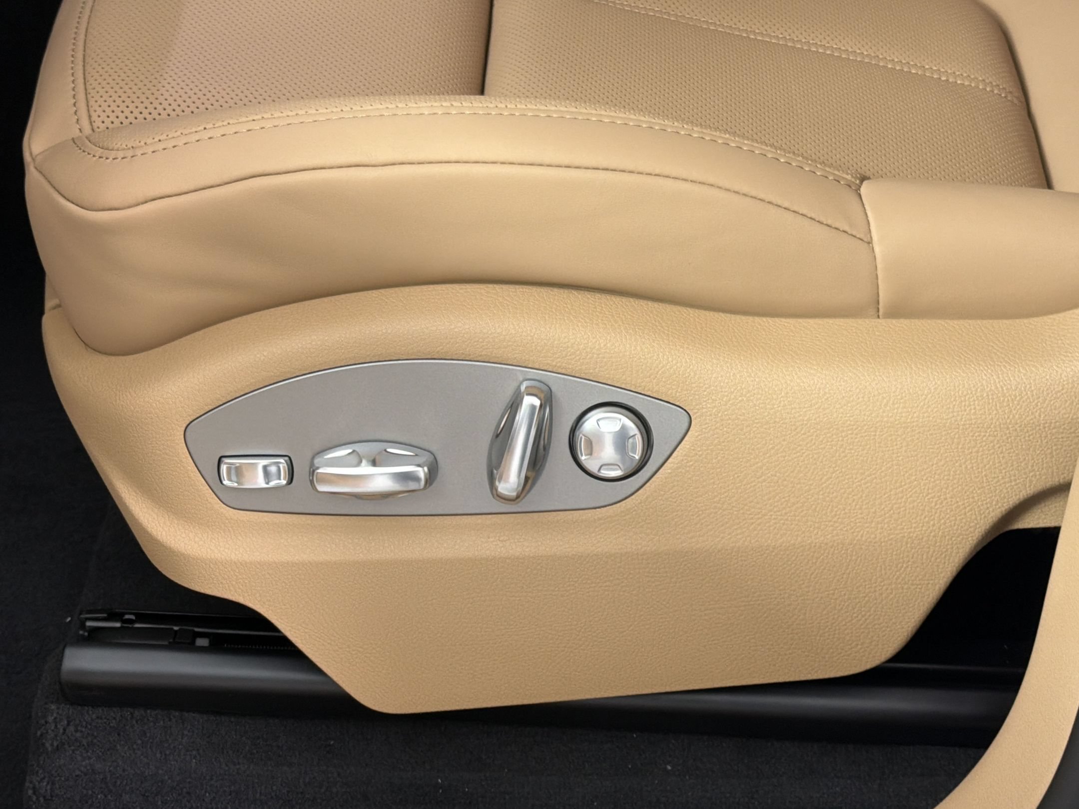 New 2026 Porsche Macan AWD/4WD image 15