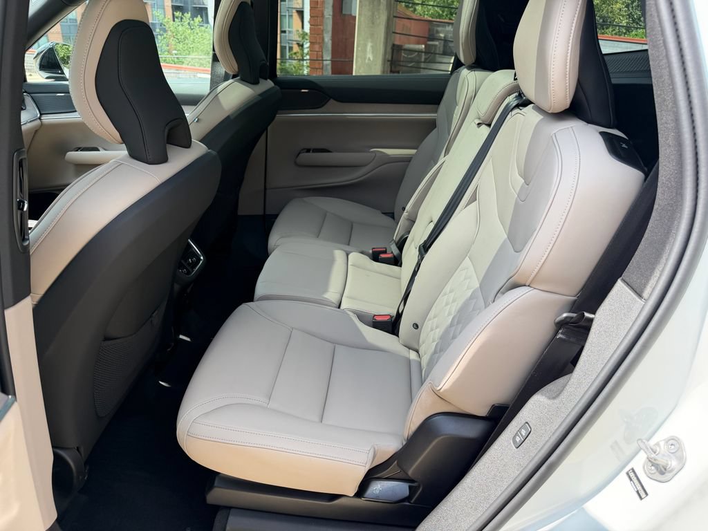 Certified 2025 Volvo EX90 Plus AWD/4WD image 24