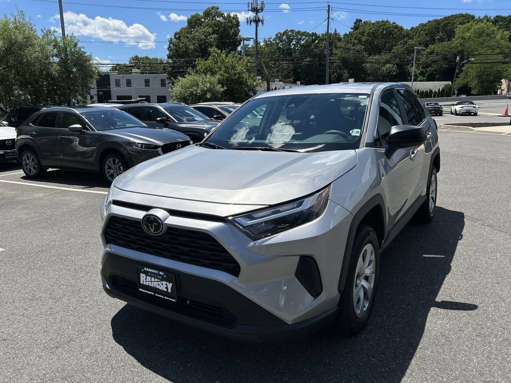 Used 2023 Toyota RAV4 LE AWD/4WD image 4