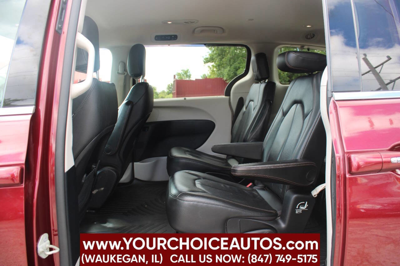 Used 2020 Chrysler Pacifica Touring-L FWD image 14