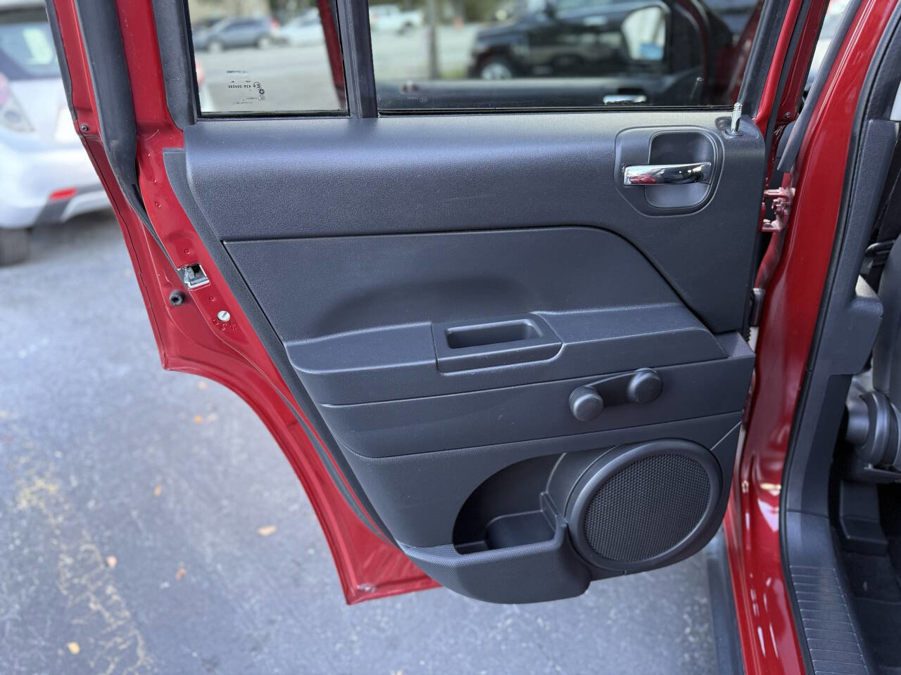 Used 2010 Jeep Compass Sport FWD image 14