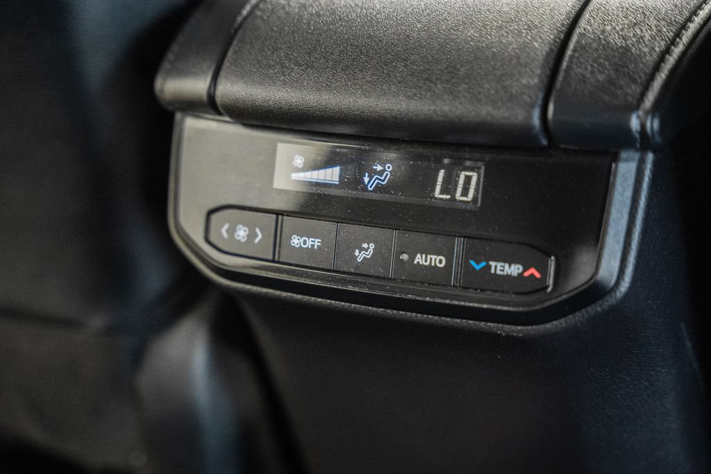 Used 2025 Toyota Highlander XLE AWD/4WD image 32