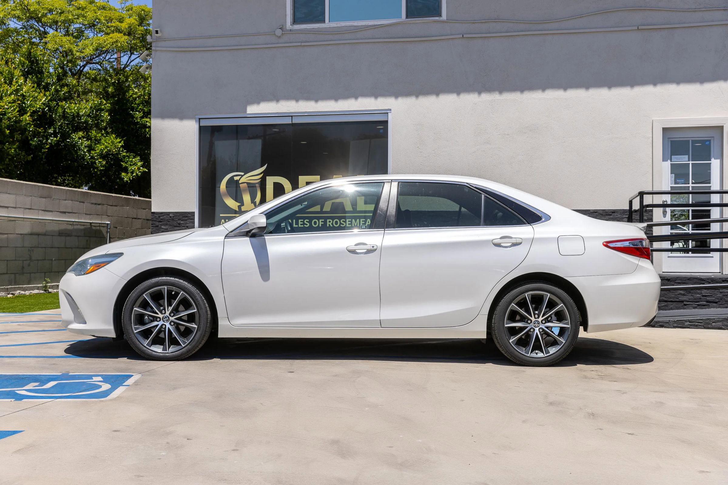 Used 2015 Toyota Camry XSE FWD image 9