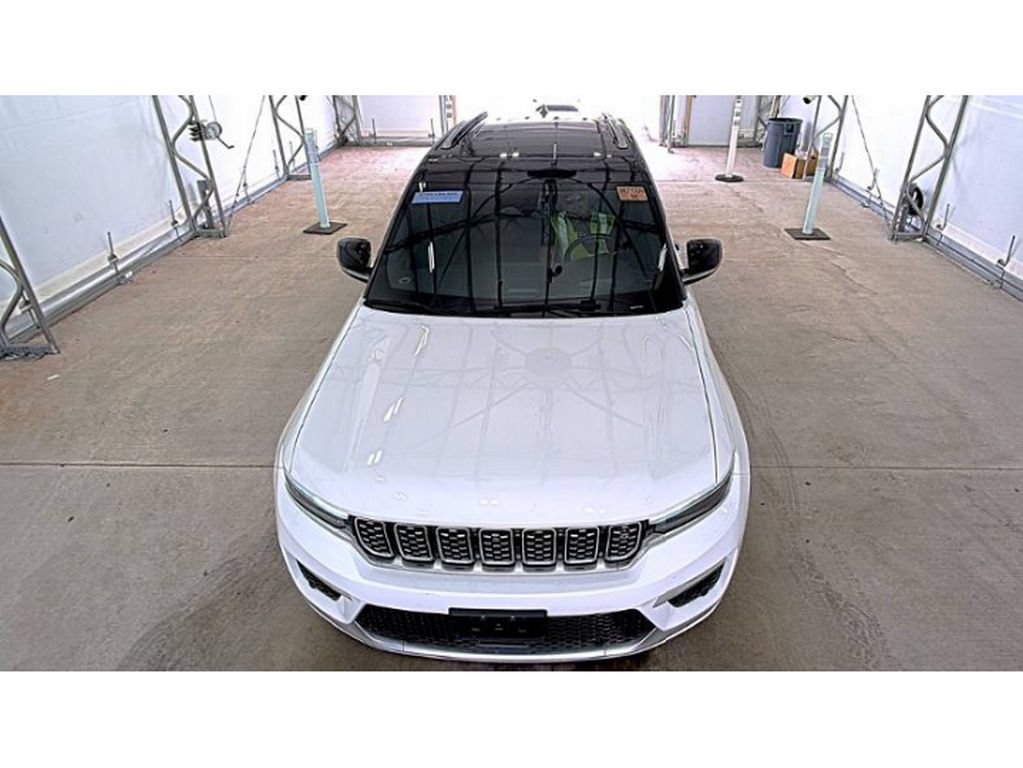 Used 2023 Jeep Grand Cherokee Summit AWD/4WD image 3