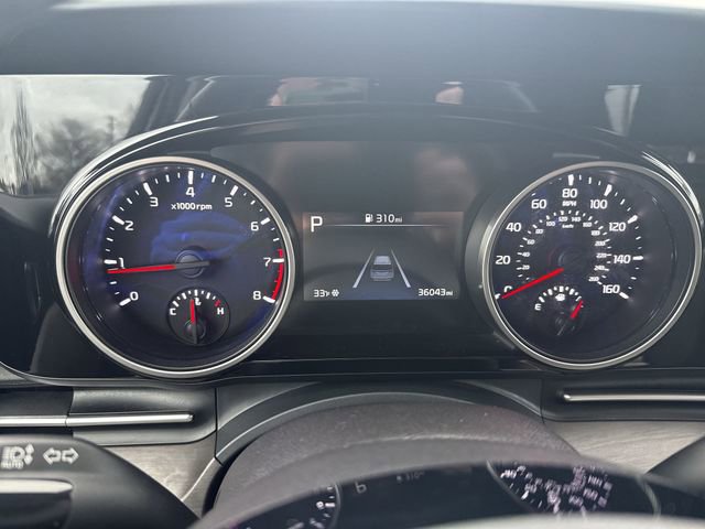 Used 2023 Kia Carnival EX image 12