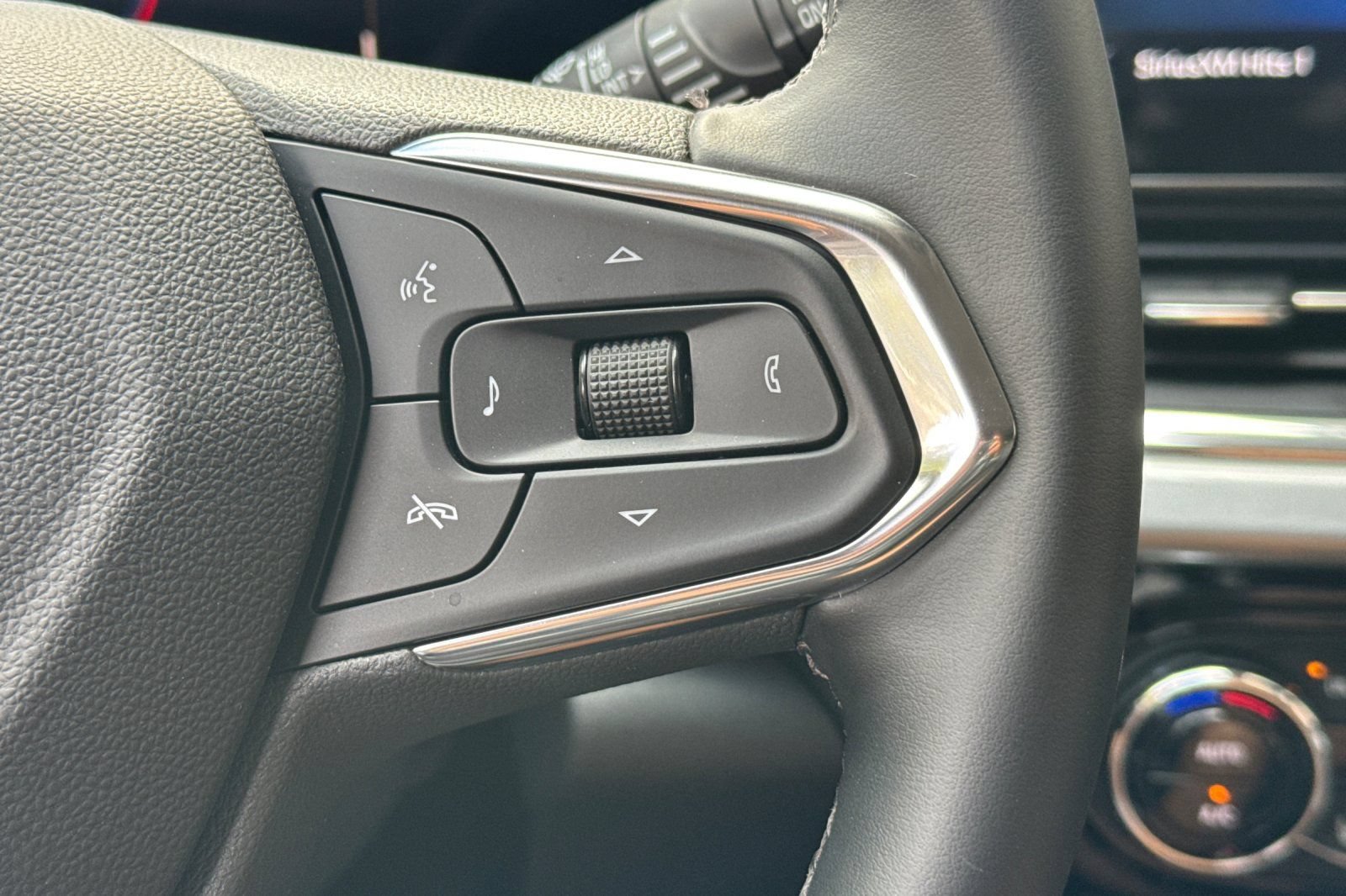 Used 2026 Chevrolet Trax LT w/ Midnight Edition FWD image 36