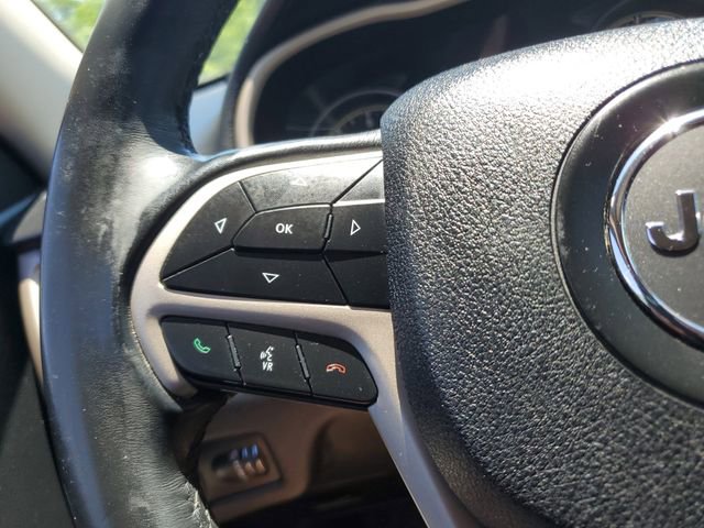 Used 2018 Jeep Cherokee Latitude w/ Altitude Package FWD image 19