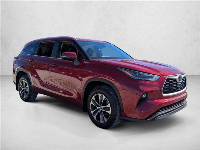 Certified 2025 Toyota Highlander XLE image 3