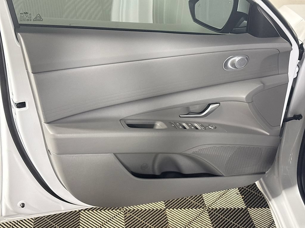 Used 2025 Hyundai Elantra Hybrid FWD image 10