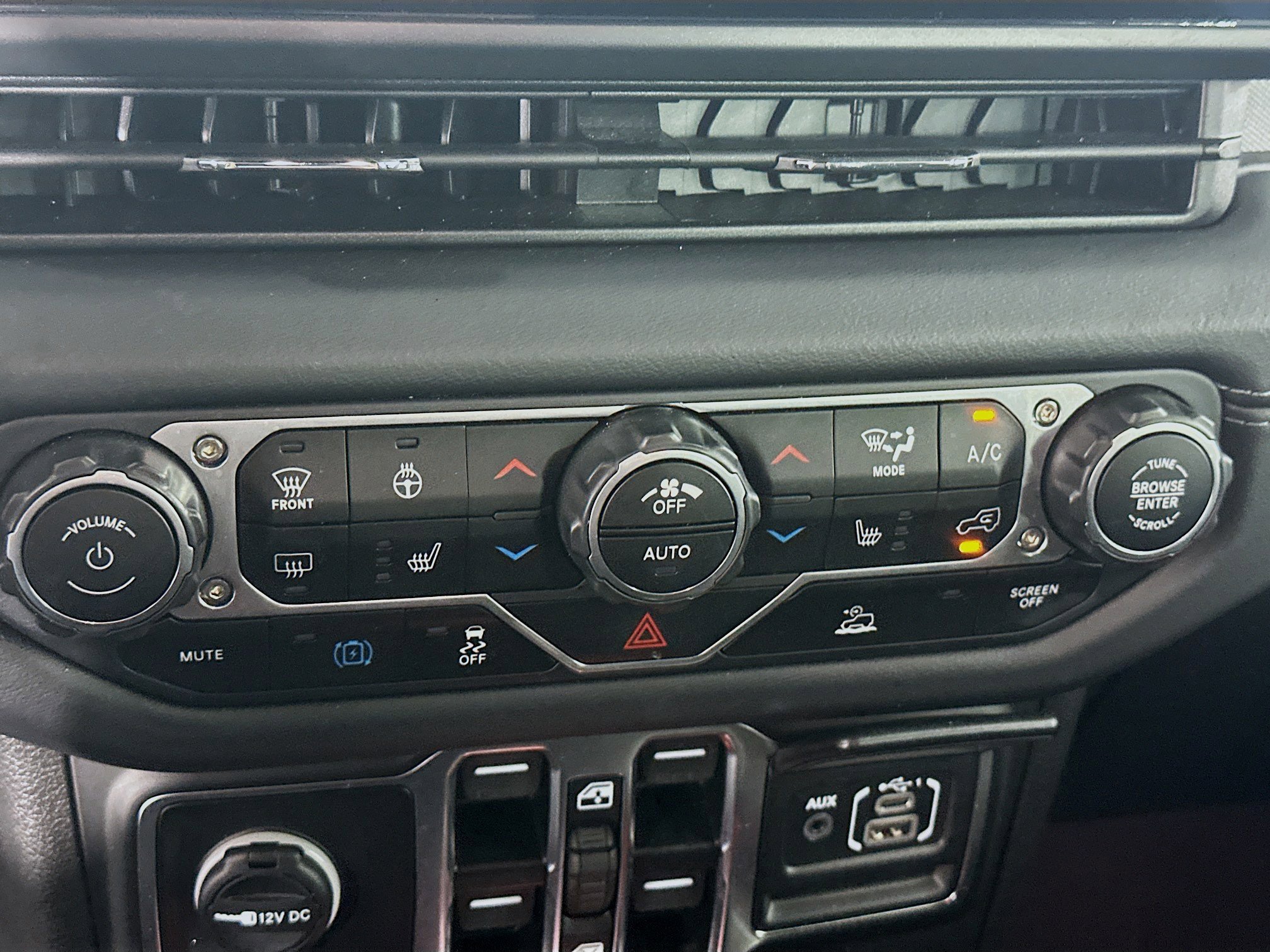 Used 2025 Jeep Wrangler Sahara AWD/4WD image 22