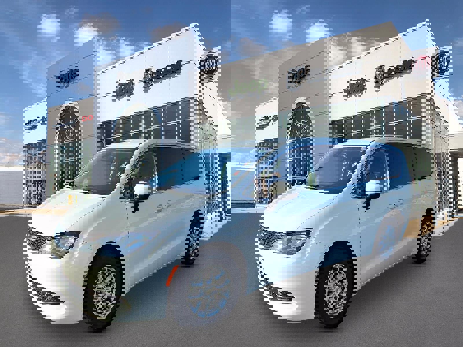 Used 2023 Chrysler Voyager LX image 4