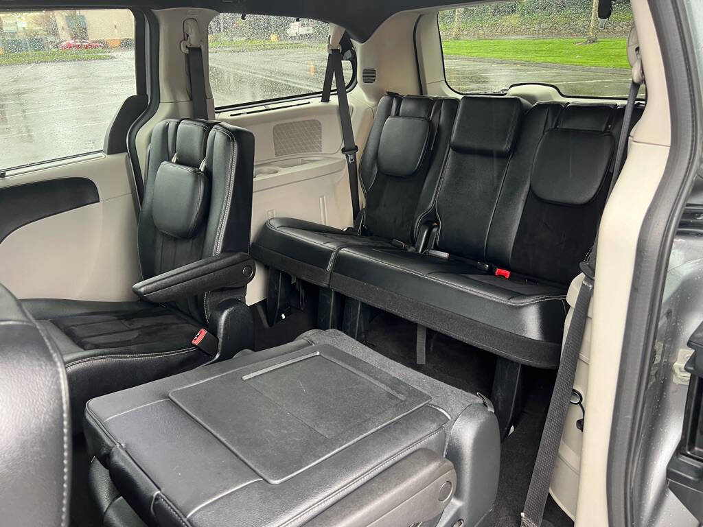 Used 2016 Dodge Grand Caravan SXT image 16