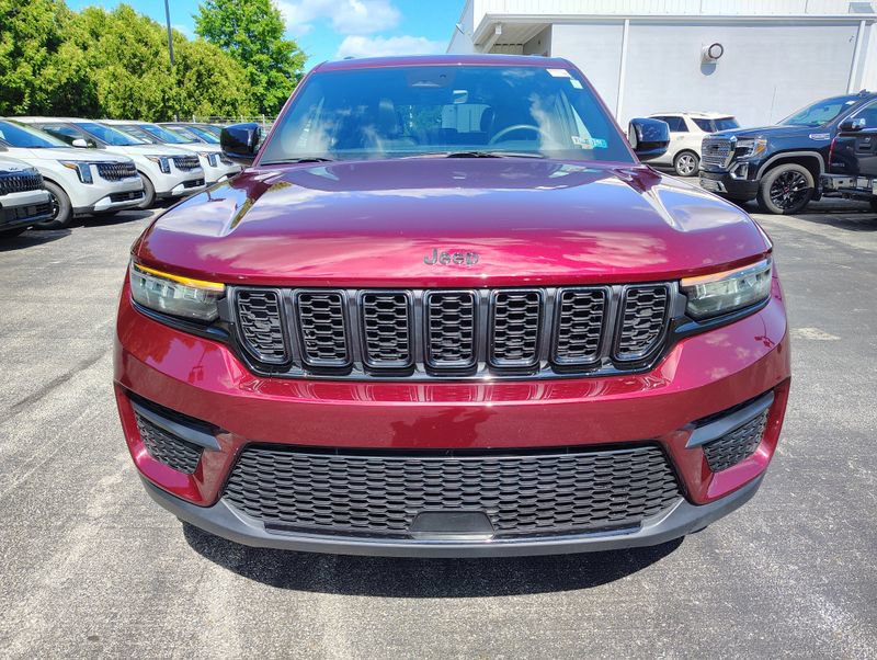 Used 2025 Jeep Grand Cherokee Altitude AWD/4WD image 9