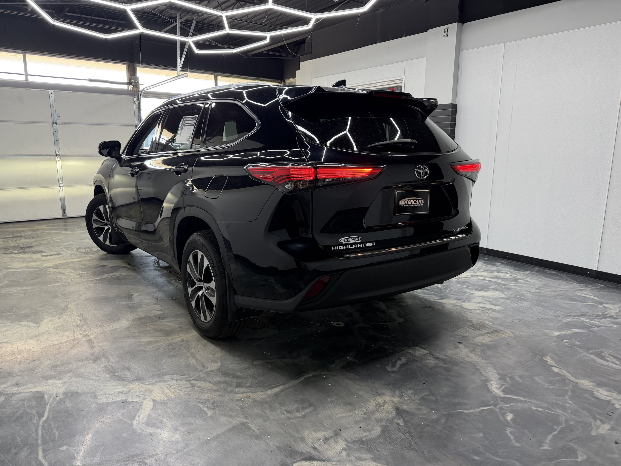 Used 2020 Toyota Highlander XLE AWD/4WD image 7