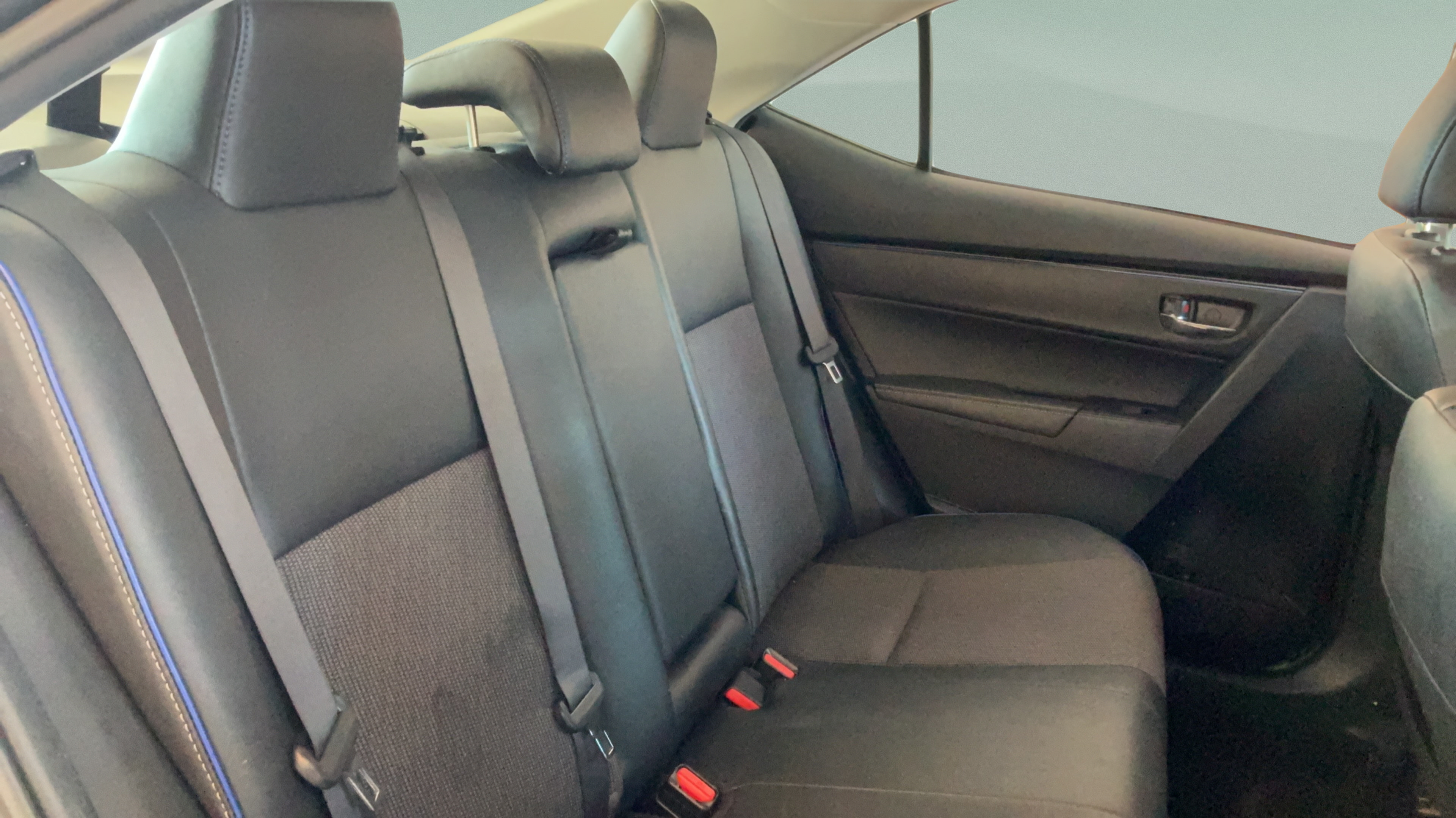 Used 2017 Toyota Corolla SE FWD image 32