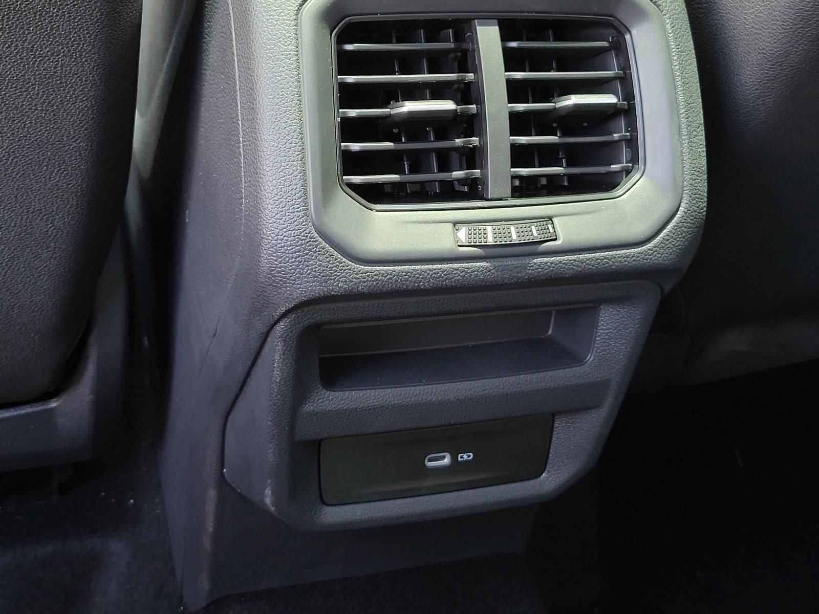Used 2024 Volkswagen Taos SE AWD/4WD image 19