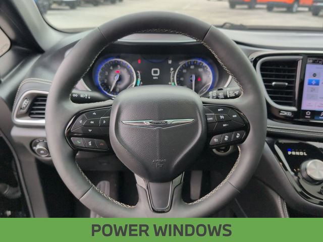 Used 2025 Chrysler Pacifica Limited image 13