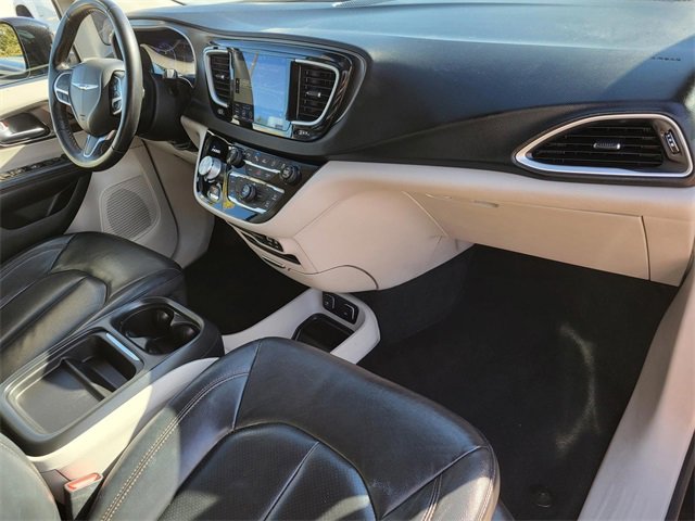 Used 2020 Chrysler Pacifica Touring-L w/ Advanced Safetytec Group image 6