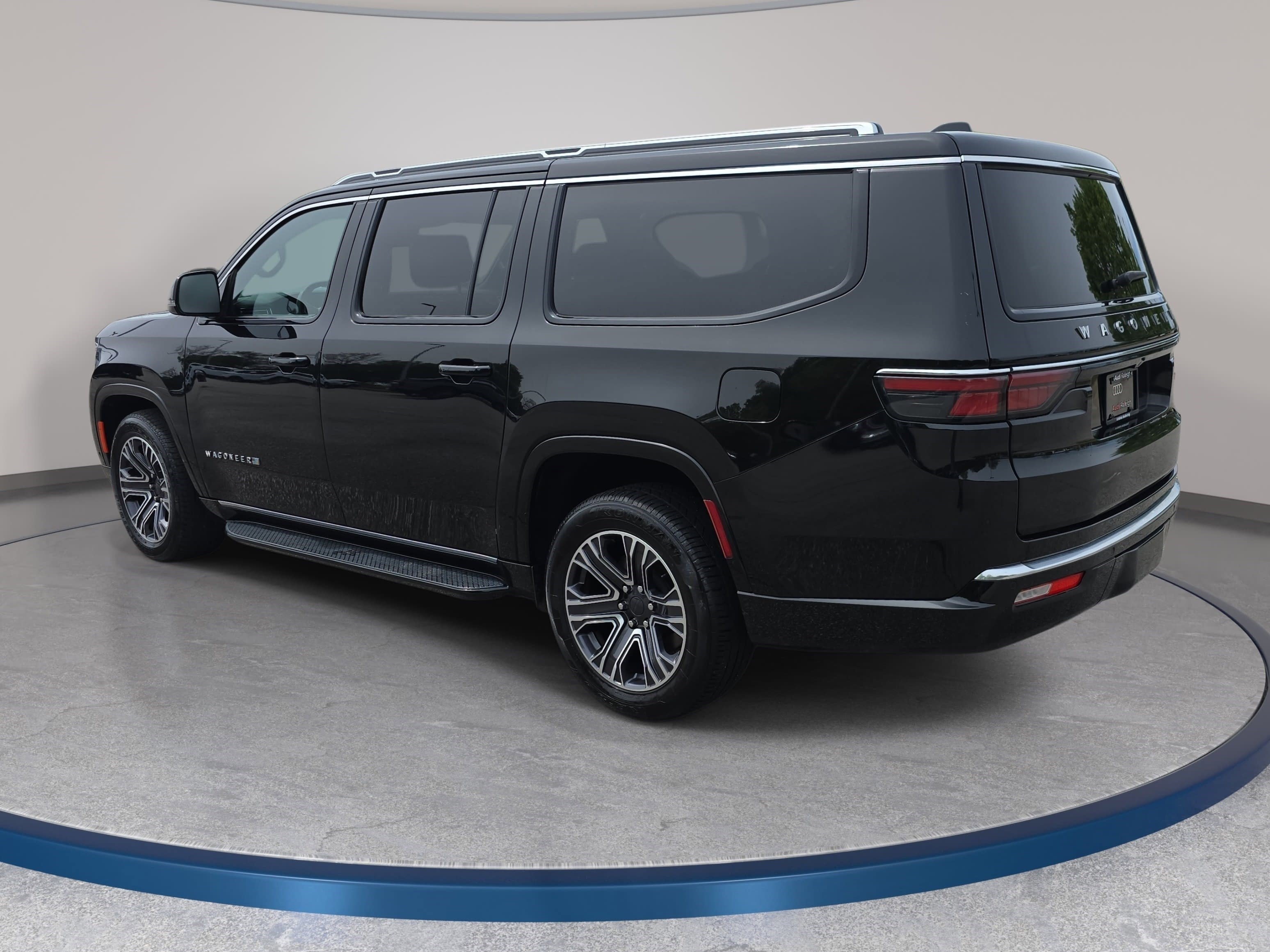 Used 2024 Jeep Wagoneer L Series II RWD image 7