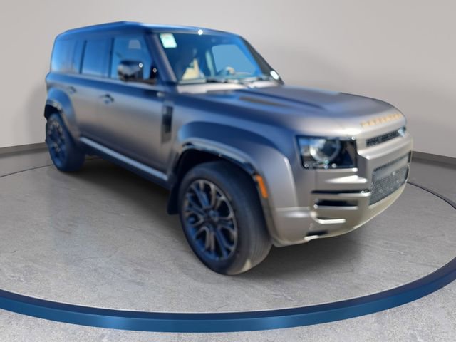 Used 2025 Land Rover Defender 110 image 4