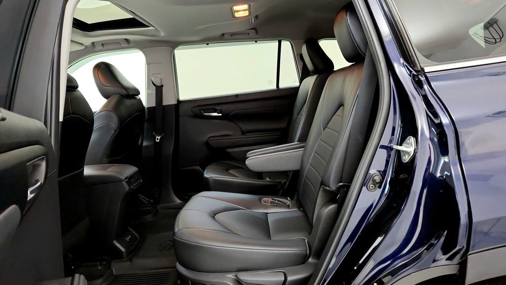 Used 2022 Toyota Highlander XLE AWD/4WD image 21