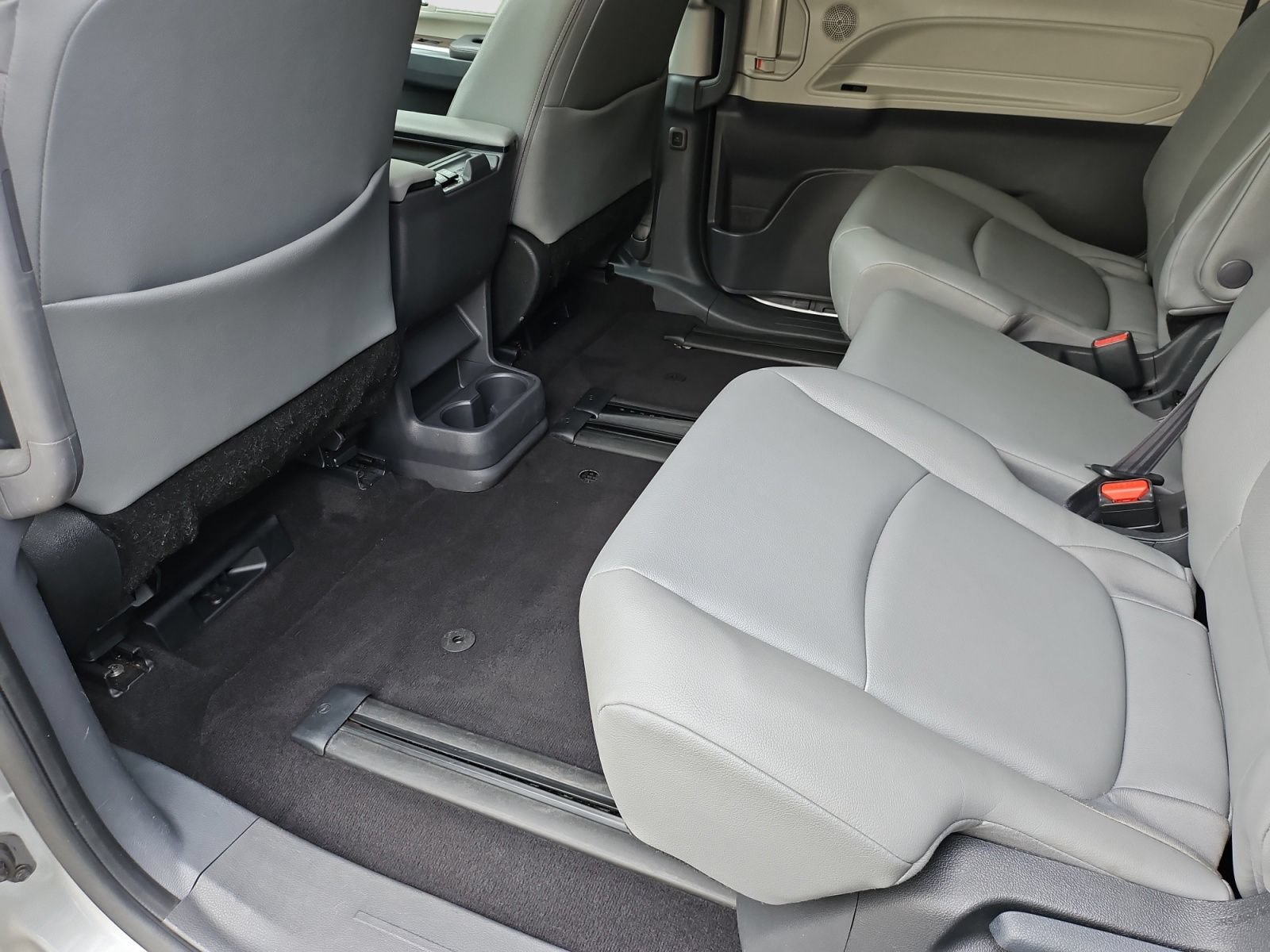 Used 2024 Toyota Sienna XLE FWD image 33