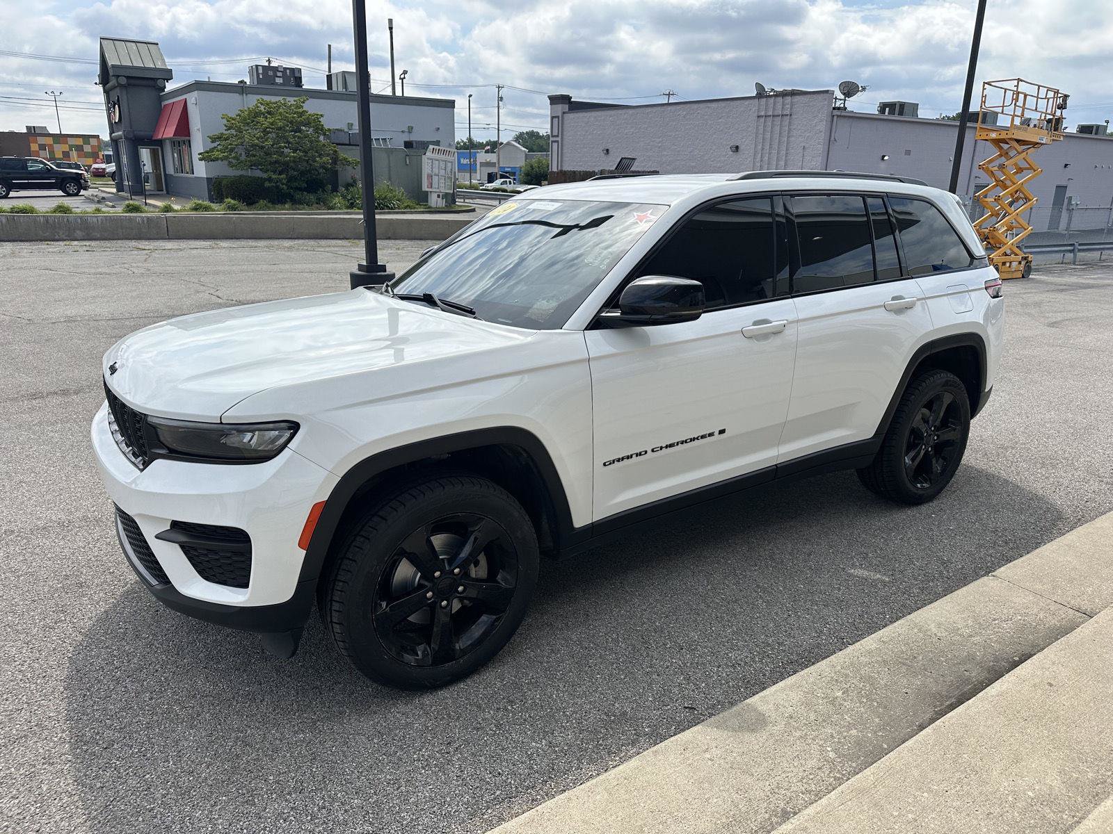 Used 2024 Jeep Grand Cherokee Altitude AWD/4WD image 7