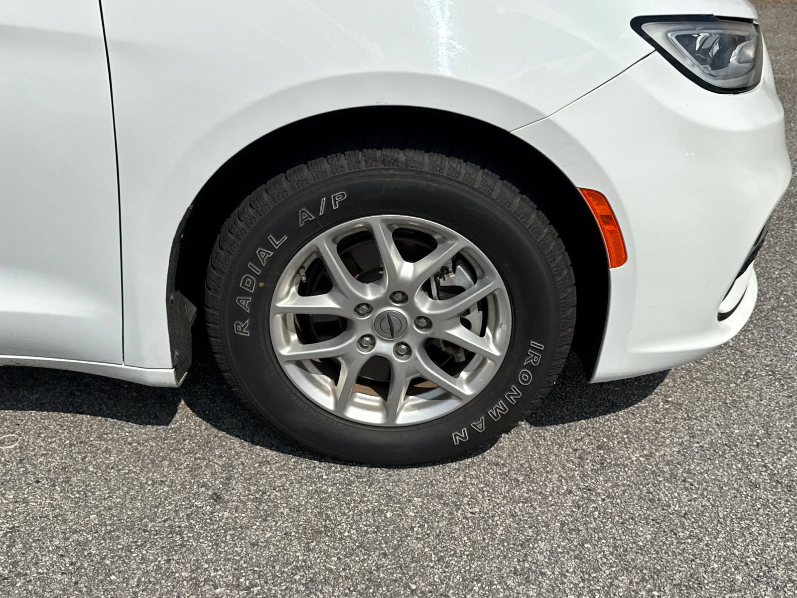 Used 2023 Chrysler Pacifica Touring-L FWD image 12