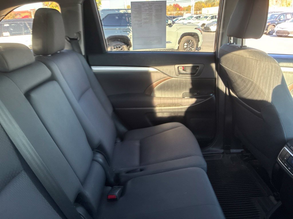 Used 2019 Toyota Highlander LE AWD/4WD image 32