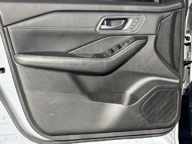 Certified 2025 Nissan Rogue Platinum AWD/4WD image 12