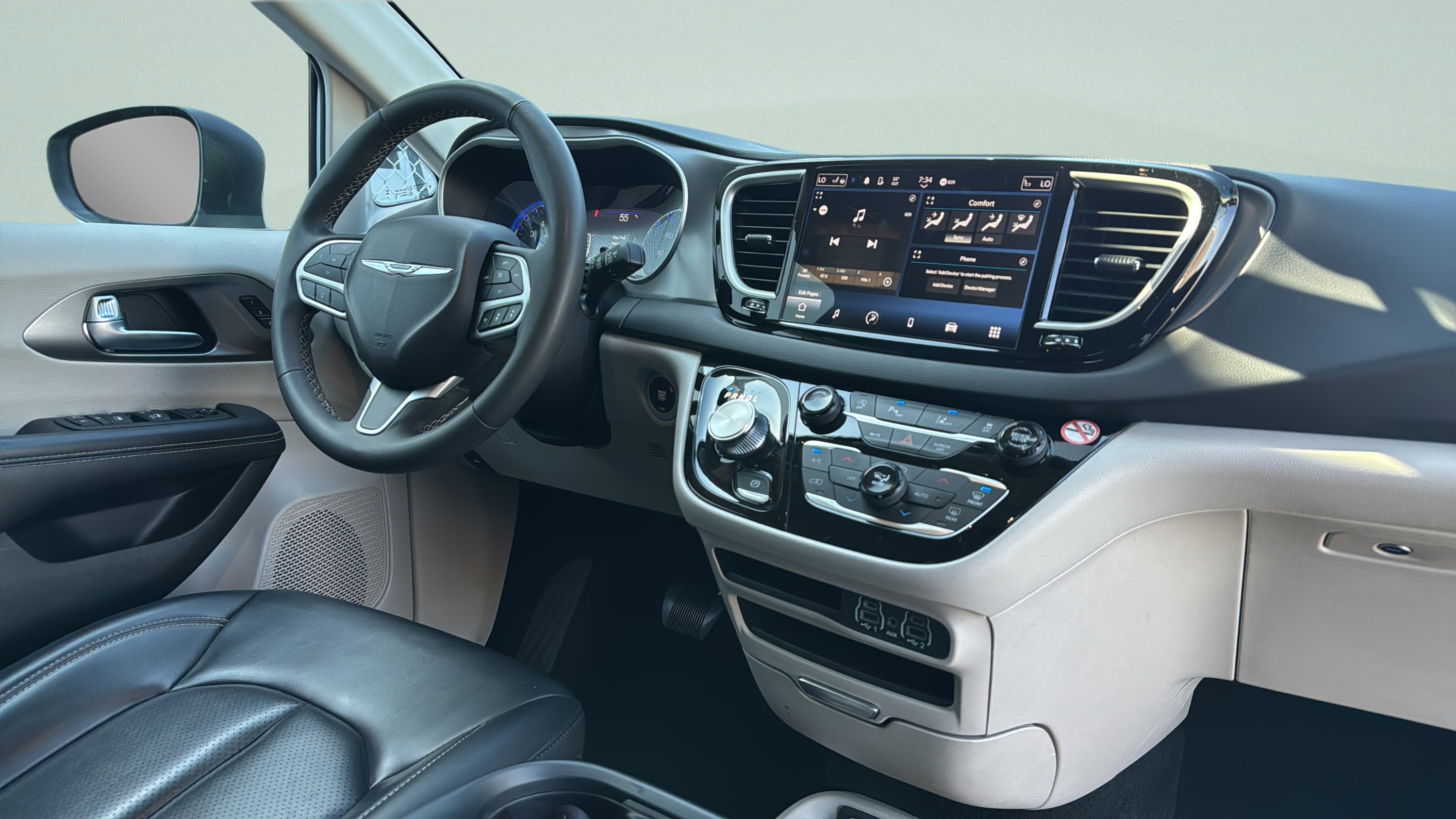 Used 2023 Chrysler Pacifica Touring-L image 31