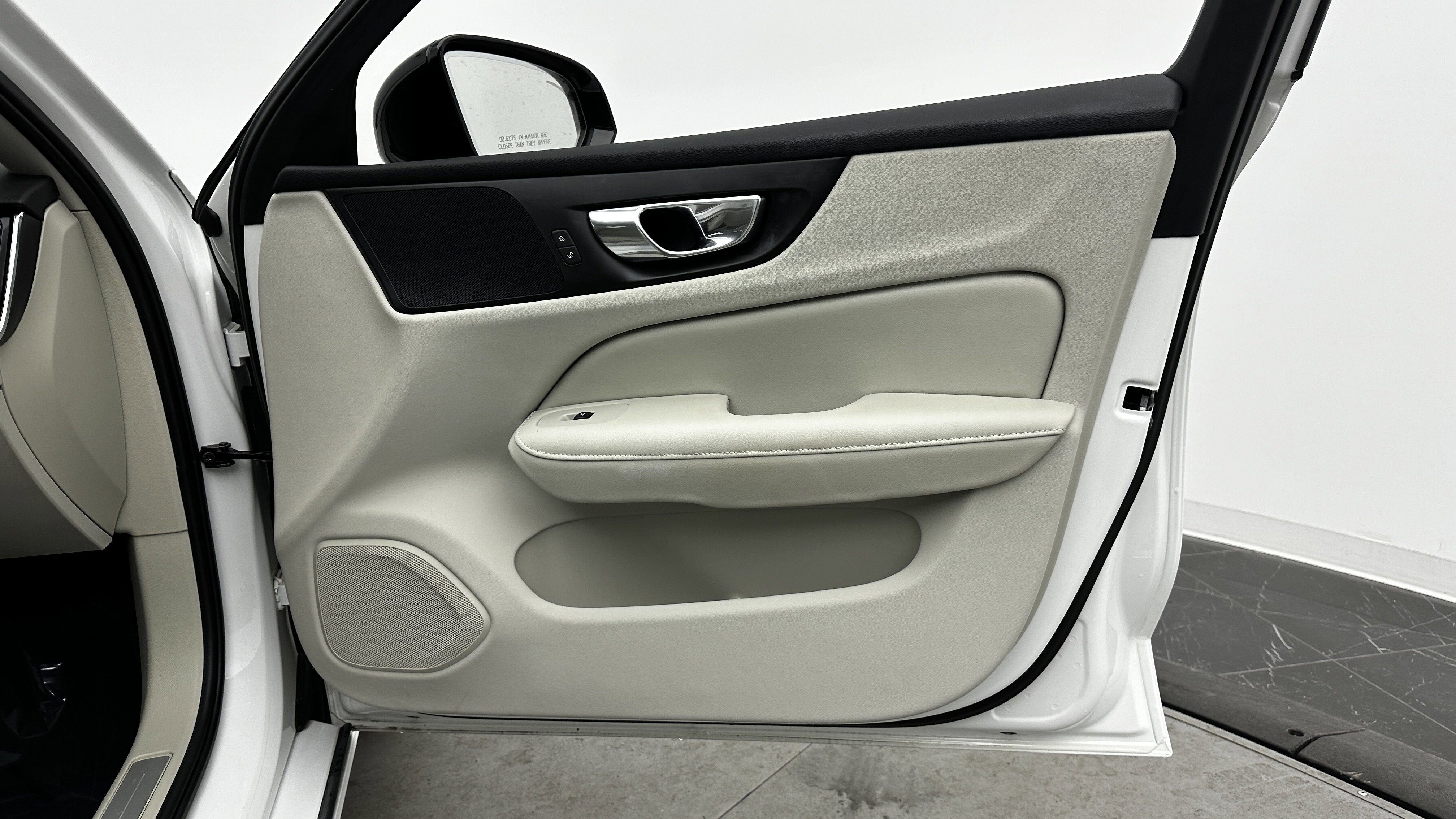 Used 2023 Volvo S60 T8 Plus image 34