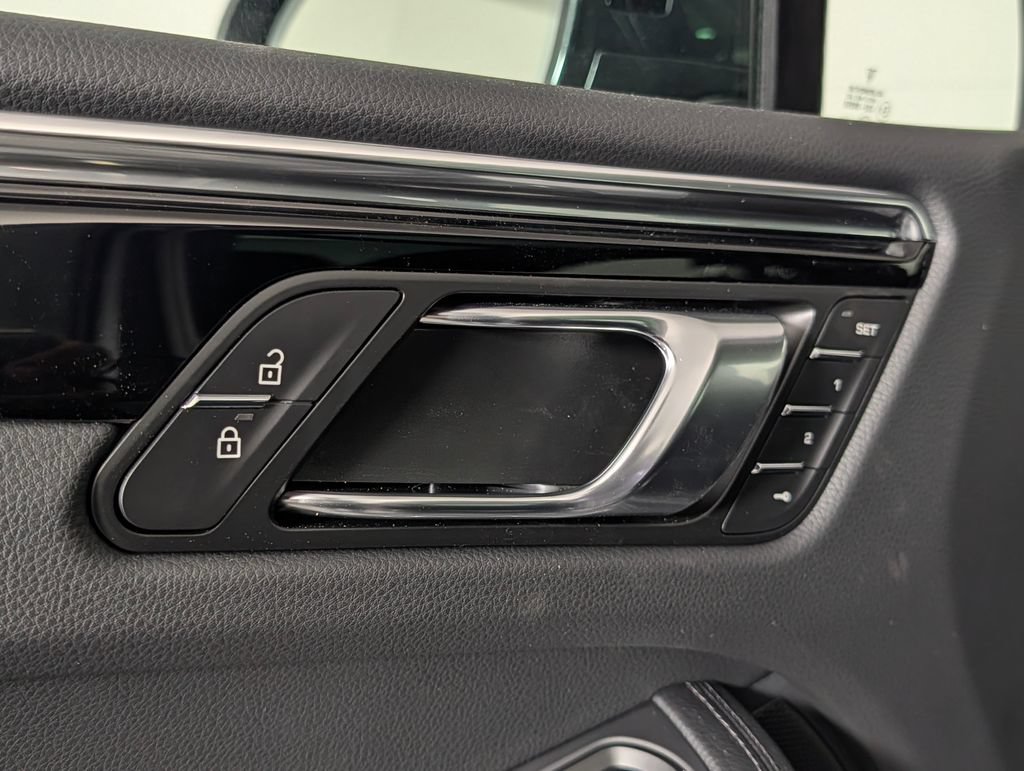 Certified 2026 Porsche Macan AWD/4WD image 28