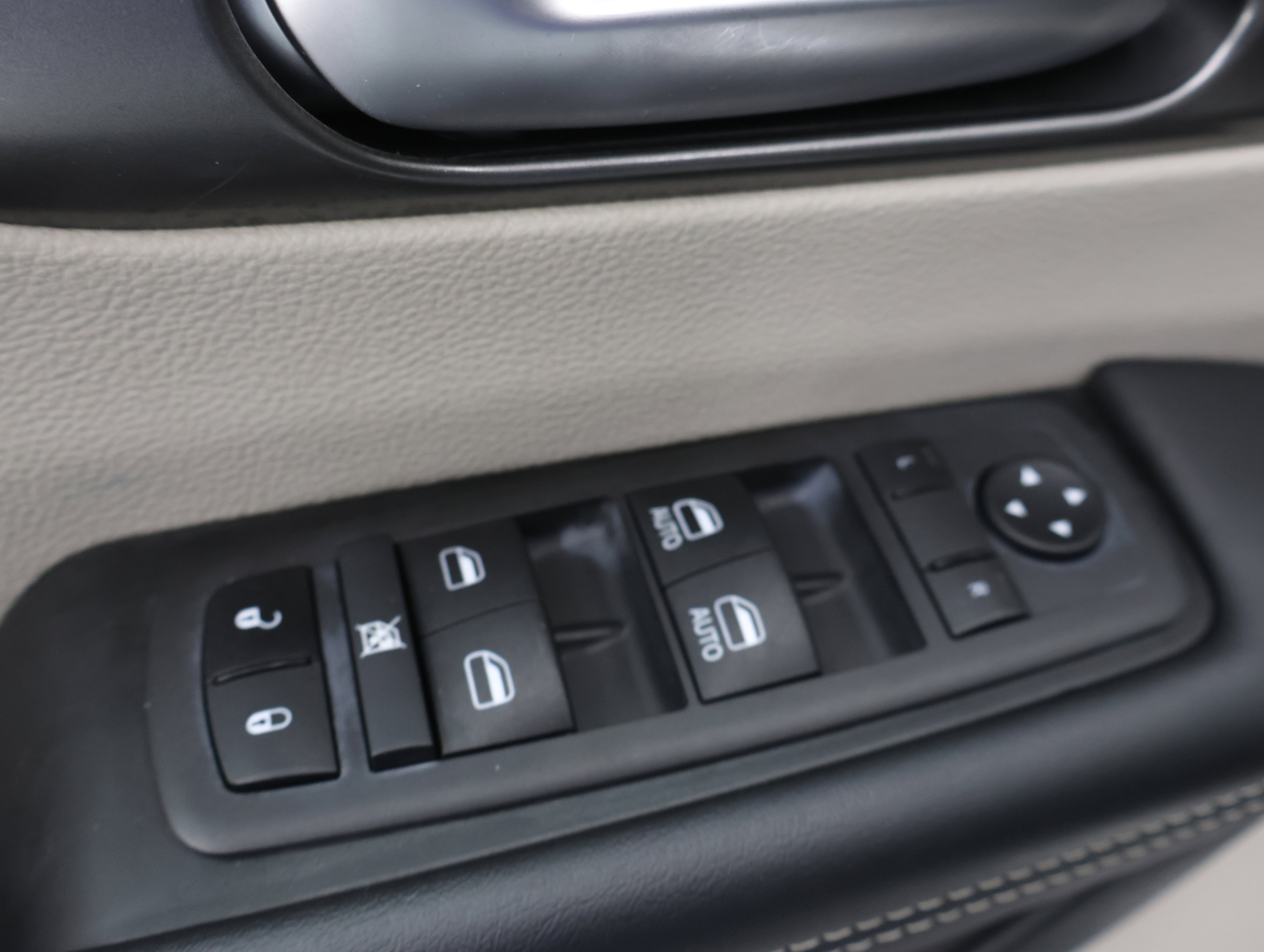 Used 2024 Chrysler Pacifica Touring-L FWD image 43