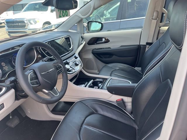 Used 2023 Chrysler Pacifica Limited image 14