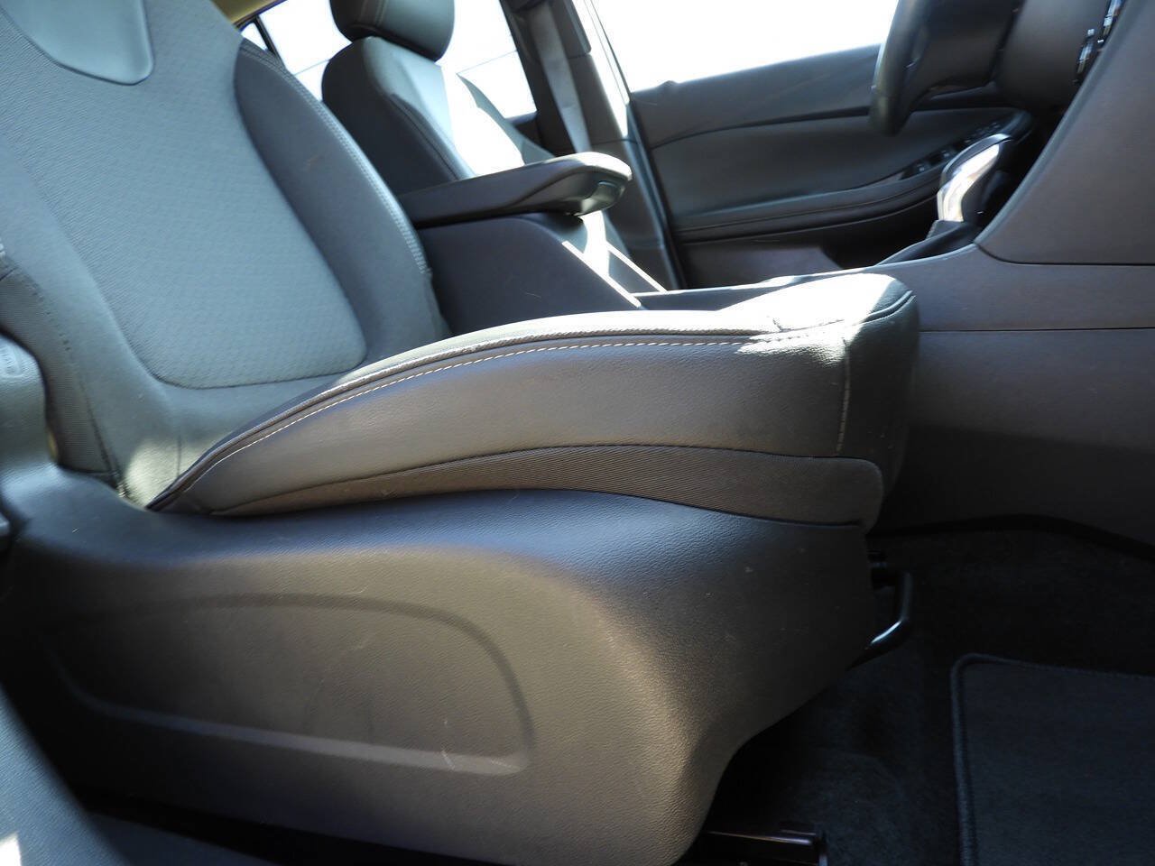 Used 2023 Buick Encore GX Select w/ Sport Touring Package AWD/4WD image 35