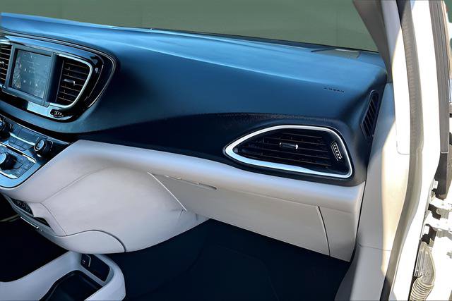 Used 2022 Chrysler Voyager LX image 23