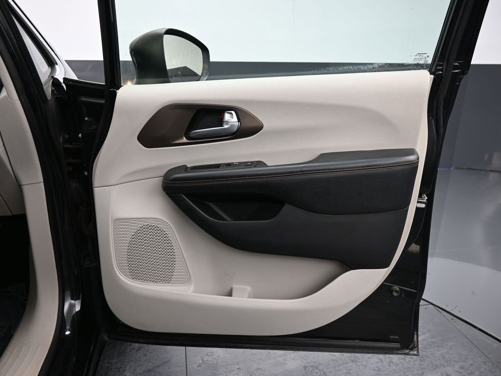 Used 2017 Chrysler Pacifica Touring image 38