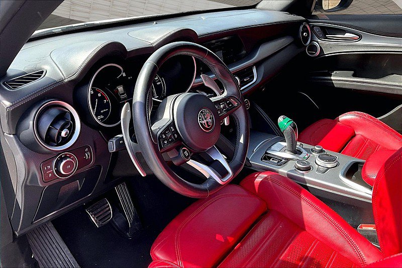 Used 2022 Alfa Romeo Stelvio Veloce AWD/4WD image 11