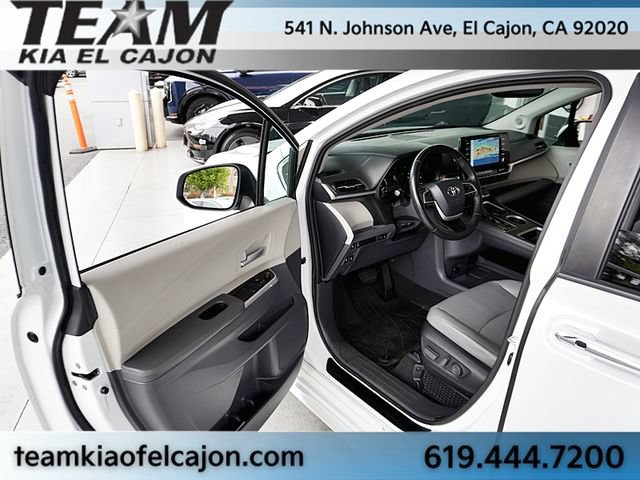Used 2022 Toyota Sienna XLE w/ XLE Plus Package FWD image 38